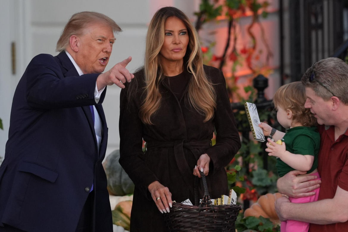 Cukierek albo psikus! Trump zaskoczył pod Białym Domem