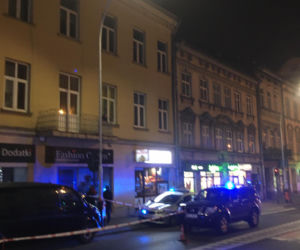 Mężczyzna uzbrojony w NÓŻ przetrzymuje dziecko. Negocjacje trwają już 5 godzin!