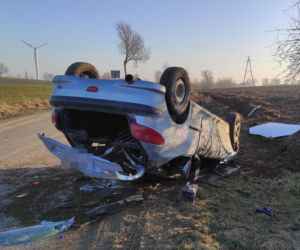 Uczył młodszego brata prowadzić auto. Skończyło się dachowaniem
