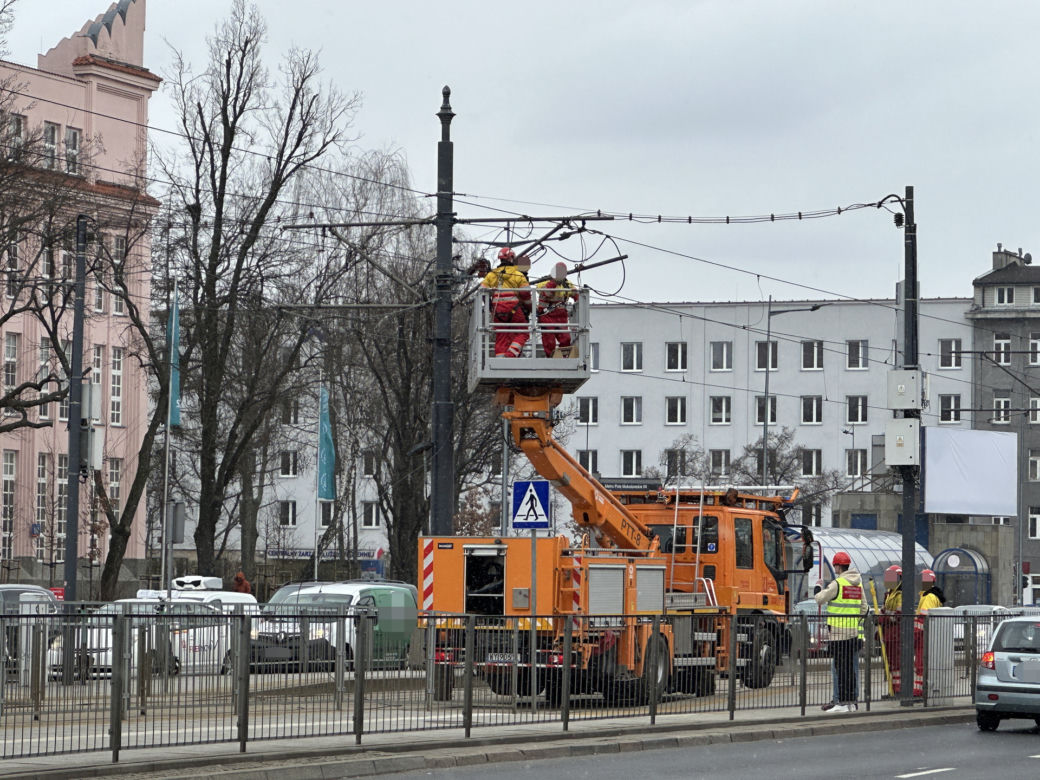 Zerwana sieć trakcyjna sparaliżowała ruch tramwajowy. O linię zahaczyła ciężarówka