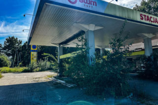 4,56 zł za litr?! Ta stacja benzynowa jest jak kapsuła czasu. O takich cenach paliw można tylko pomarzyć!