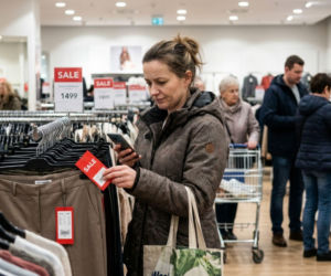 Modowy gigant znów zamyka sklepy! Dziesiątki zamkniętych drzwi. Polki kochają robić tam zakupy, a wciąż nie wiadomo, jaki los spotka sklepy w Polsce