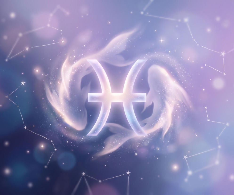 Symbol zodiakalnych Ryb na tle dwóch świetlistych ryb i gwiazdozbiorów. O horoskopie dla Ryb przeczytasz w Eska.