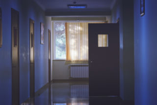 Ten człowiek ma Covid-19, małpia ospę i HIV na raz. Tak, to jest możliwe