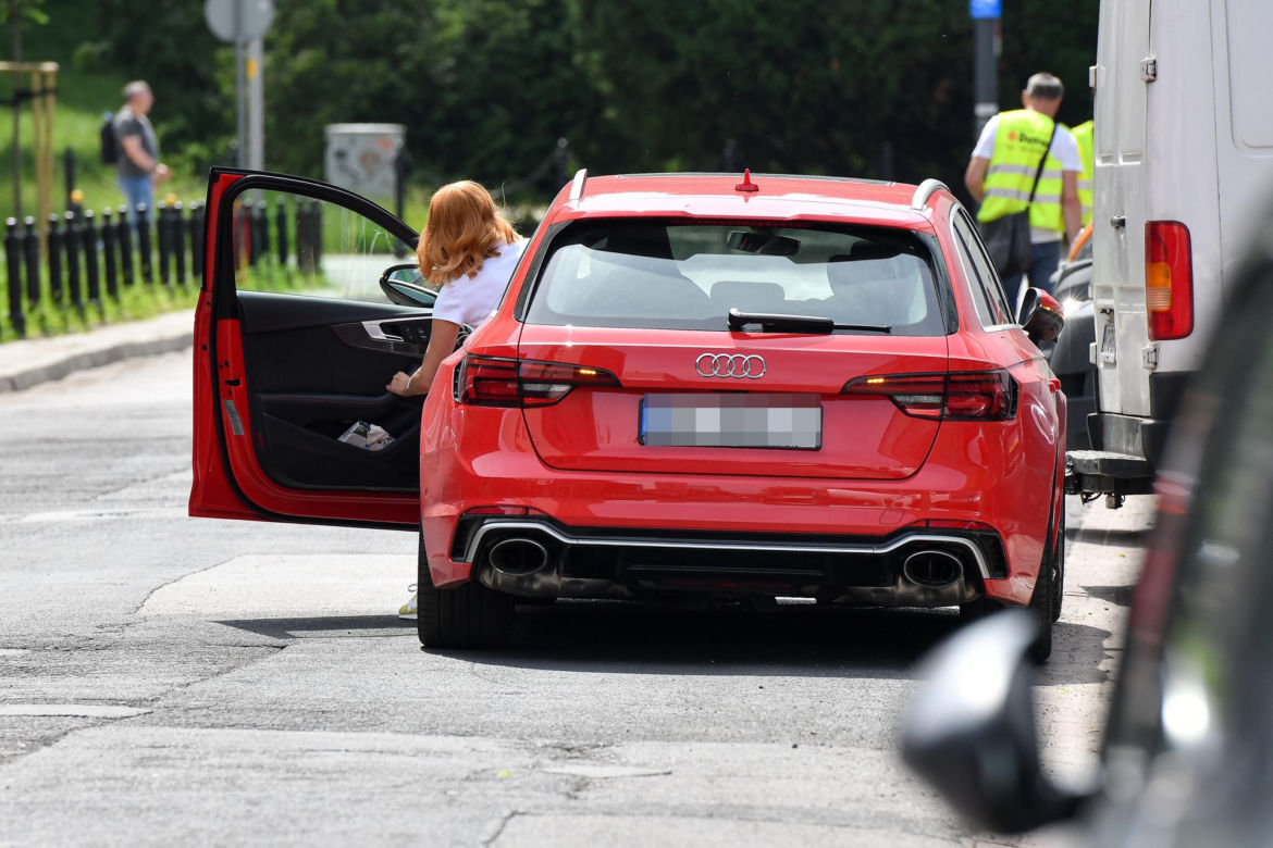 Katarzyna Zielińska parkuje na ulicy