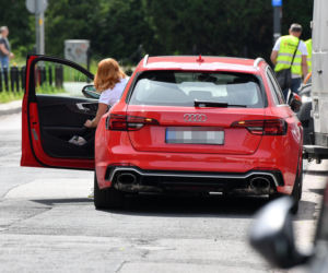 Katarzyna Zielińska parkuje na ulicy
