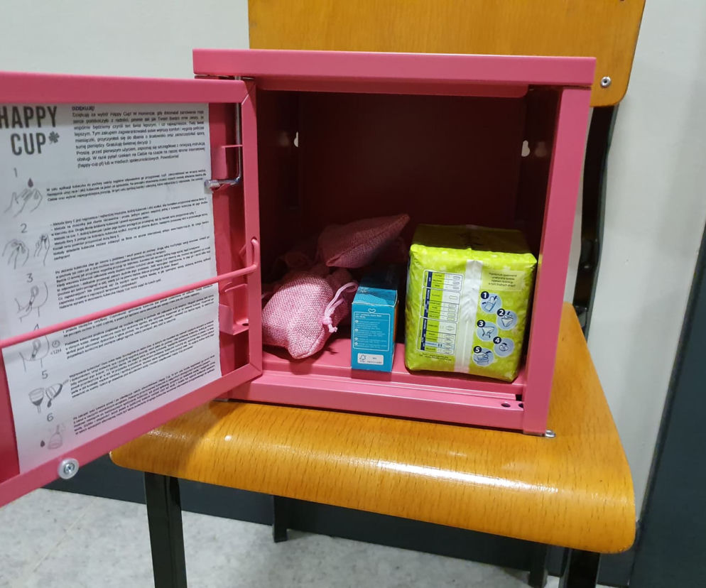 Wrocławianki postawiły skrzynkę z podpaskami i tamponami dla potrzebujących kobiet