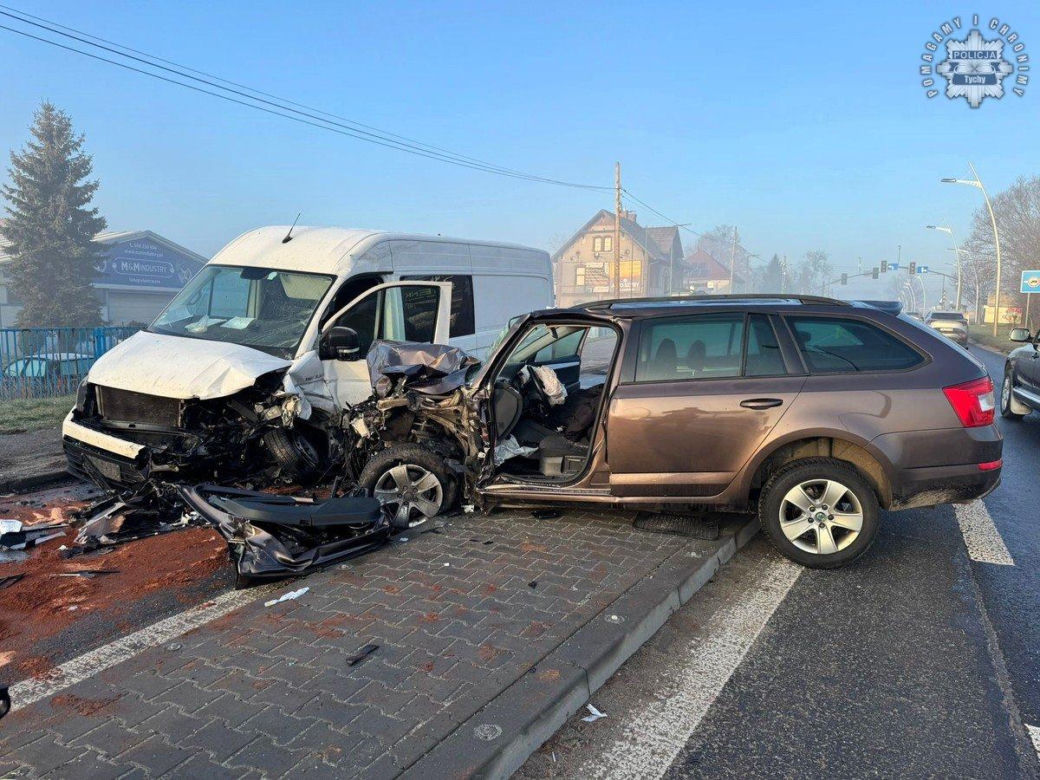 Wypadek na D44 w w Tychach. Samochód osobowy zderzył się czołowo z busem