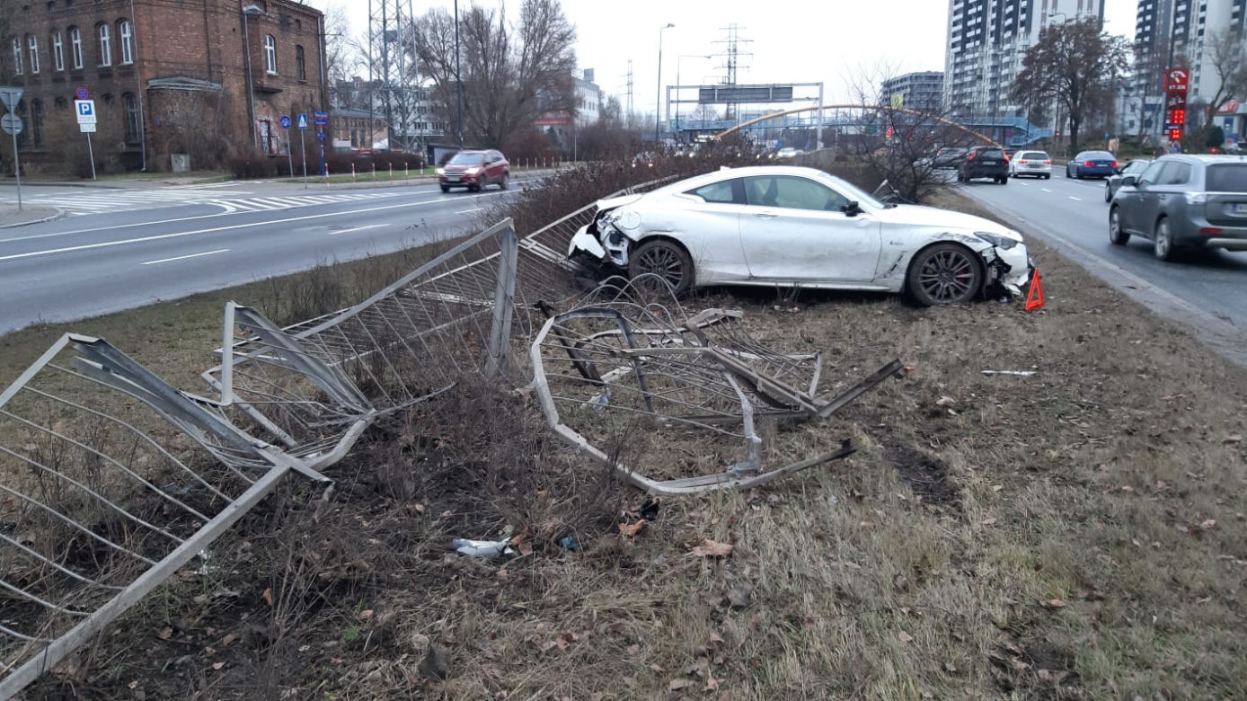 Rozbił sportowe auto i dał nogę. Policja szuka właściciela drogiego auta