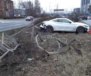Rozbił sportowe auto i dał nogę. Policja szuka właściciela drogiego auta
