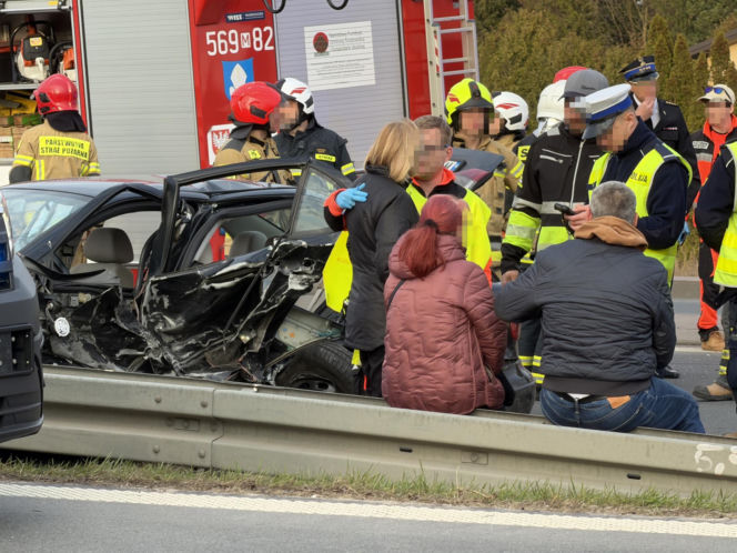 Koszmarna kraksa kilku aut na drodze krajowej pod Warszawą. Lądował śmigłowiec LPR