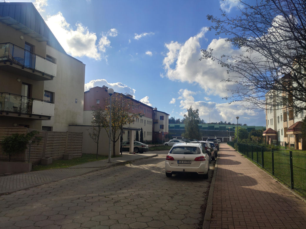 Na tym osiedlu doszło do zabójstwa sześciolatka. Pod blokiem stanęły znicze