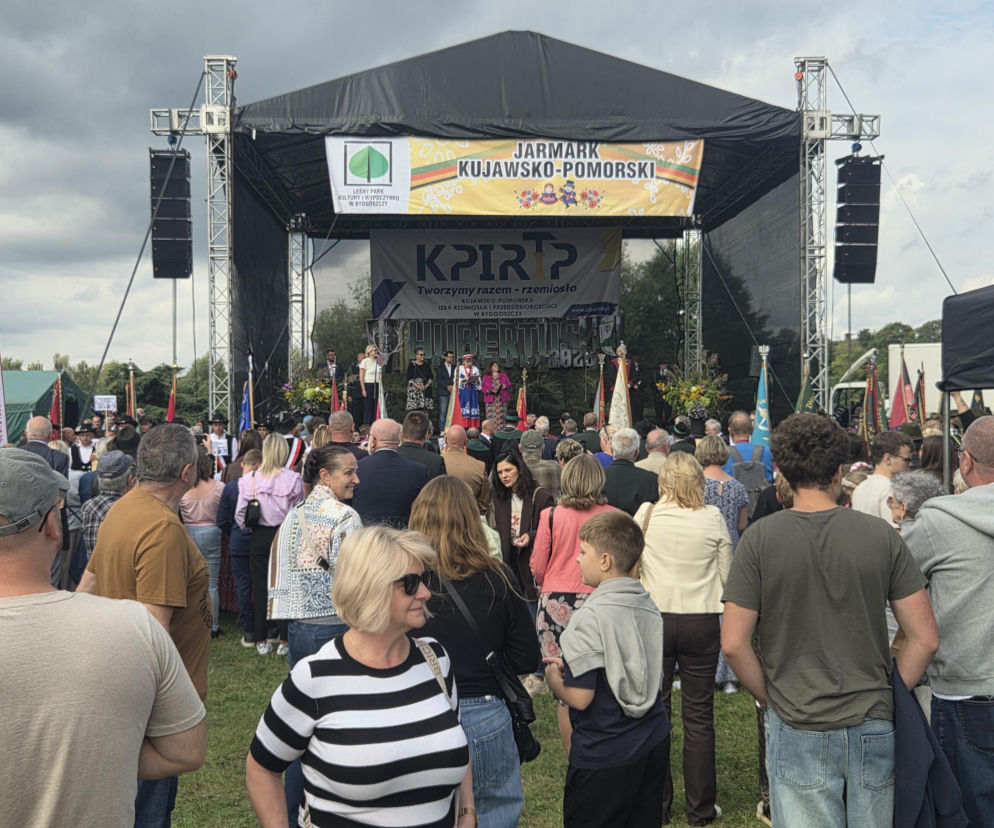 Tłum ludzi przed sceną Jarmarku Kujawsko-Pomorskiego w Myślęcinku. O szczegółach wydarzenia przeczytasz na Eska Bydgoszcz.