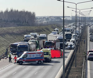 Zderzenie busa z cysterną. Ekspresówka całkowicie zablokowana