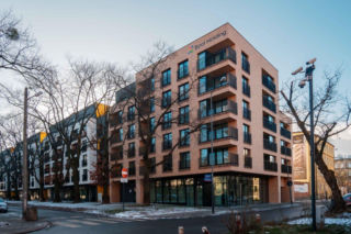 Uwagę zwracają dziś takie adresy jak ul. Dębowa 1 w Łodzi. To tam powstały Apartamenty Dębowa - inwestycja zlokalizowana w centrum Łodzi, w sąsiedztwie alei stuletnich dębów