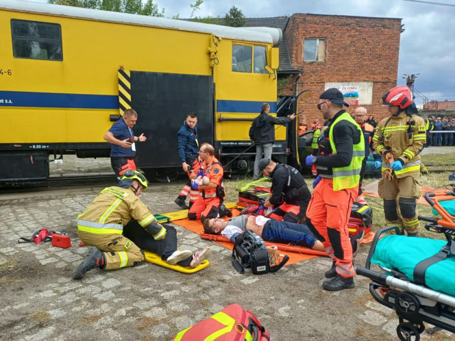 Drezyna uderzyła w samochód. Wielka akcja służb na przejeździe w Ostrowie [ZDJĘCIA]