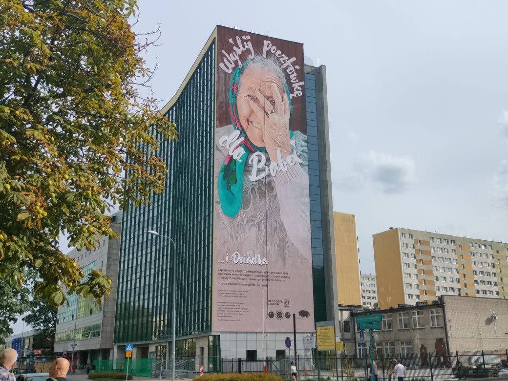 Legenda powróciła do Białegostoku. Słynny mural "Wyślij pocztówkę dla babci" oficjalnie odsłonięty