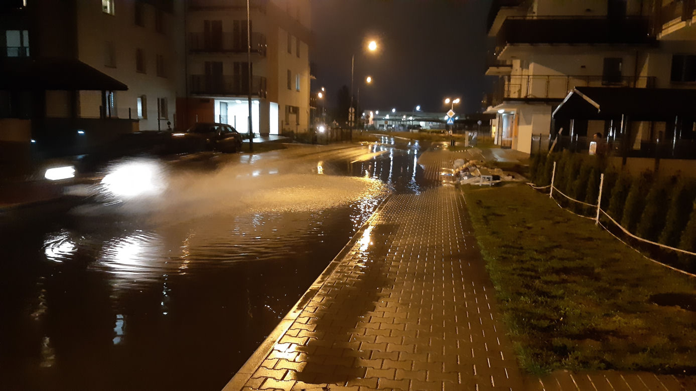 Zalana ulica Daniszewska w Warszawie