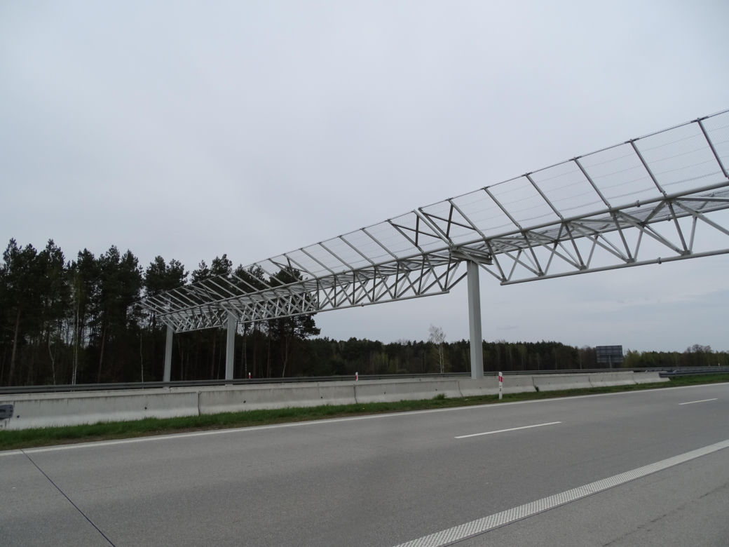 Wielkie kraty nad polskimi drogami. Do czego służą?