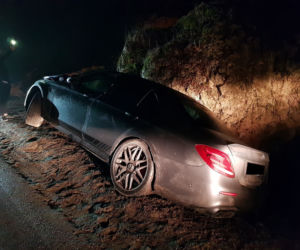 Przesadził z prędkością i roztrzaskał Mercedesa-AMG o skałę - ZDJĘCIA
