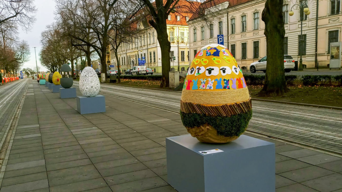 Gigantyczne pisanki w Alei Kwiatowej