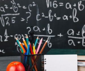 Szybka powtórka z matematyki. Wiesz, ile to jest 48-16:8+5-20:4=?