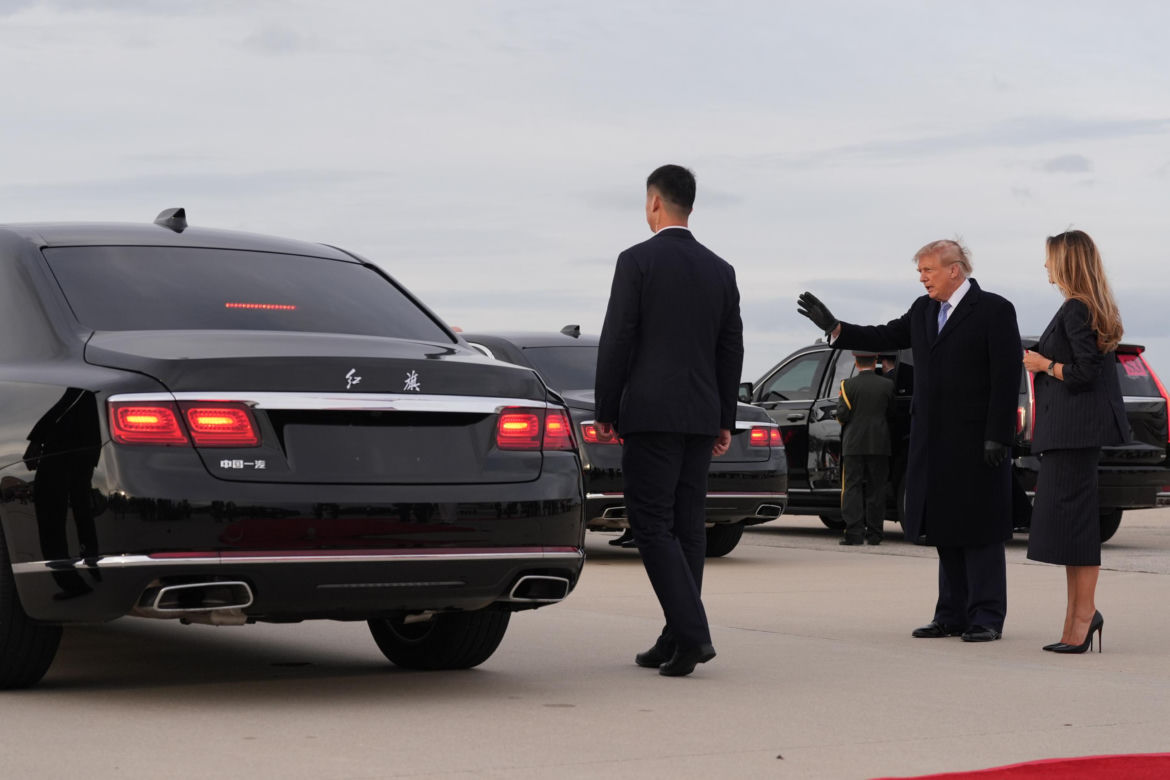 Przywódca Chin przyleciał do USA. Też przeszedł po czerwonym dywanie