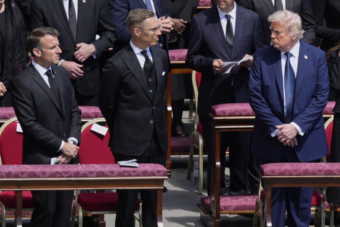 Trump powiedział to do Macrona na pogrzebie! "Nie powinieneś tu być"