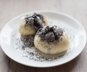 Wielka jak dłoń i puszysta jak chmurka. Ta austriacka kluska na parze z makiem to najlepszy słodki obiad świata