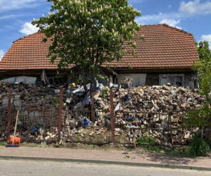 Wójt Piątnicy (woj. podlaskie) likwiduje niebezpieczne składowisko odpadów na prywatnej posesji