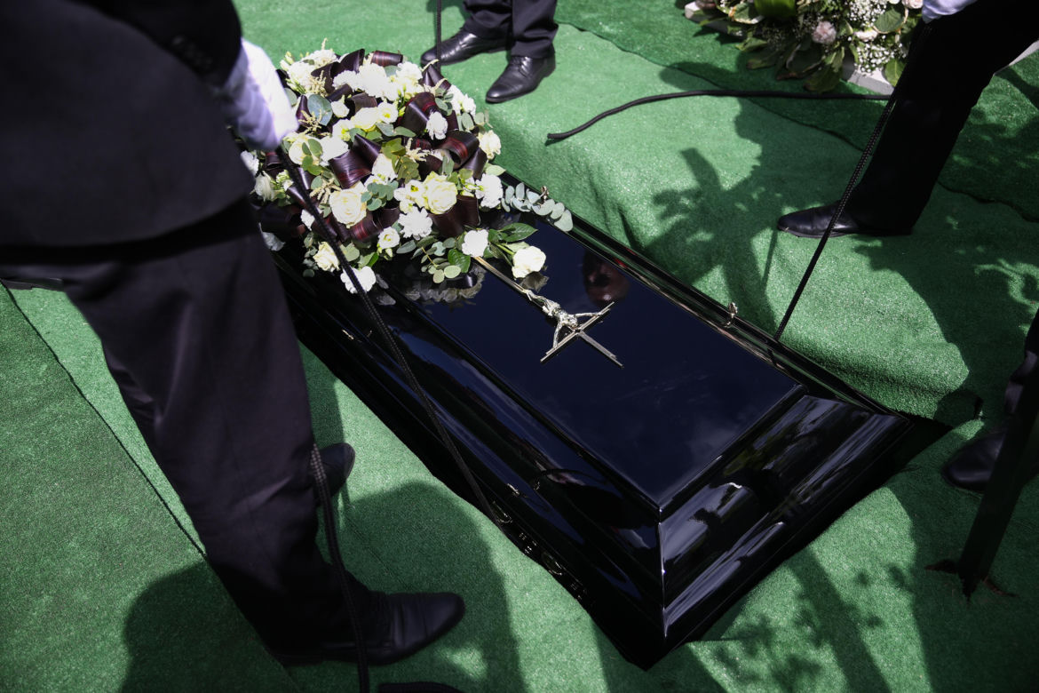 Jan A.P. Kaczmarek został pochowany na cmentarzu Rakowickim. Tłumy pożegnały wybitnego kompozytora