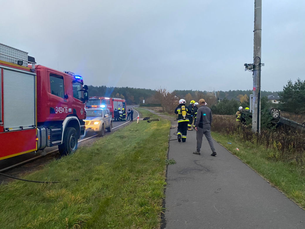 Poważny wypadek w Obrowie. Dachował samochód osobowy. Dwie osoby w szpitalu