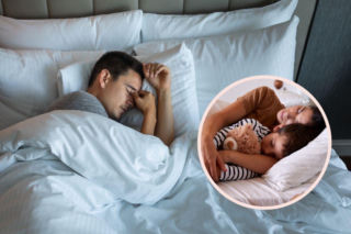Rodzice śpią osobno po narodzinach dziecka. To psuje związek, czy go ratuje?