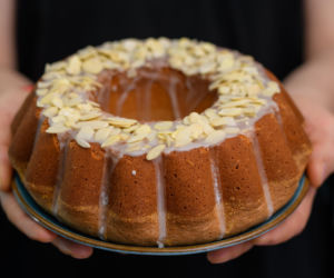 Babka piaskowa wilgotna z lukrem sezamowym – klasyka, która zaskakuje jednym dodatkiem