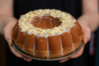 Babka piaskowa wilgotna z lukrem sezamowym – klasyka, która zaskakuje jednym dodatkiem