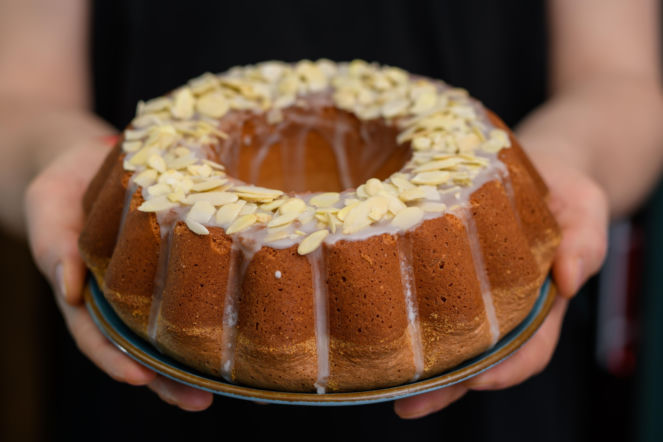 Babka piaskowa wilgotna z lukrem sezamowym – klasyka, która zaskakuje jednym dodatkiem