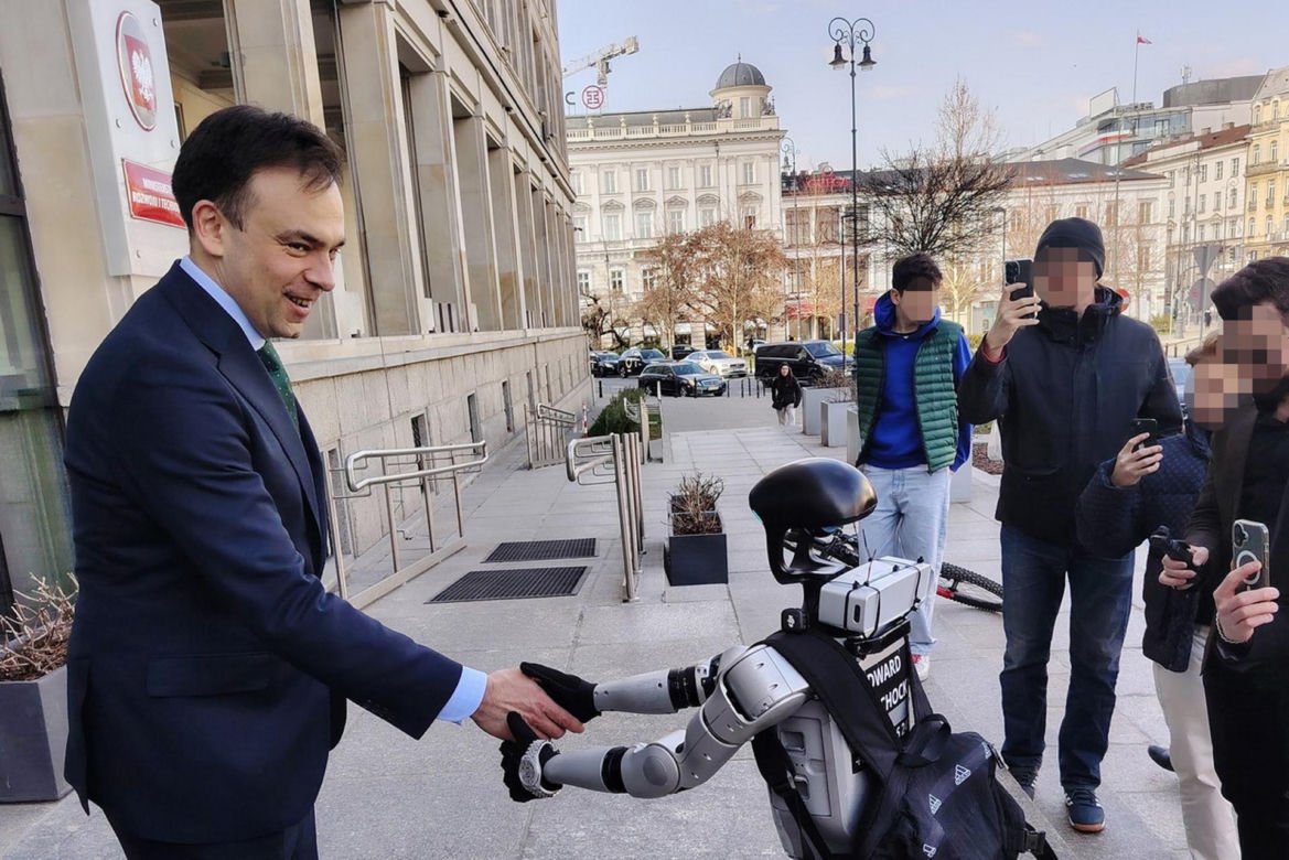 Spotkanie ministra finansów z robotem