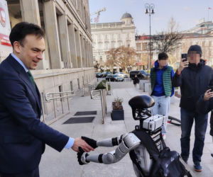 Spotkanie ministra finansów z robotem