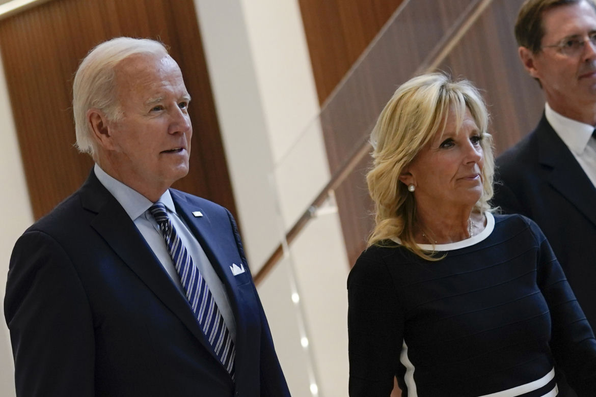 Prezydent Joe Biden w ambasadzie składa kondolencje po śmierci królowej Elżbiety II