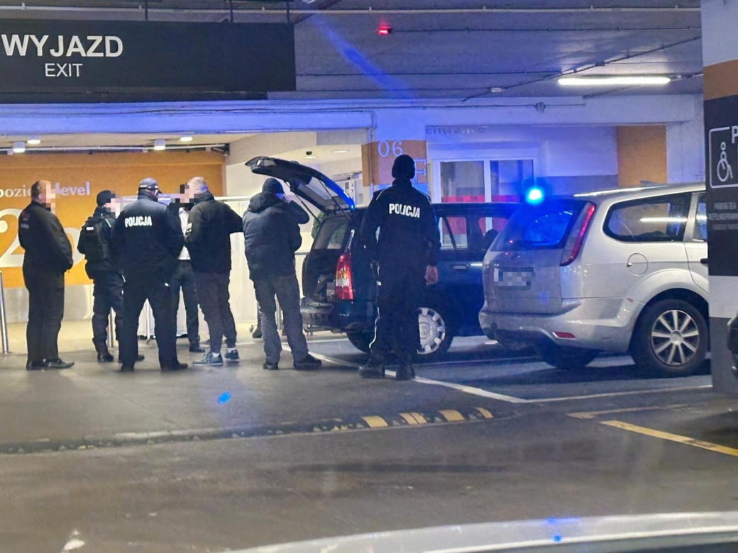 Napad na jubilera w galerii na Mokotowie. Złodzieje odjechali na hulajnogach! Trwa obława