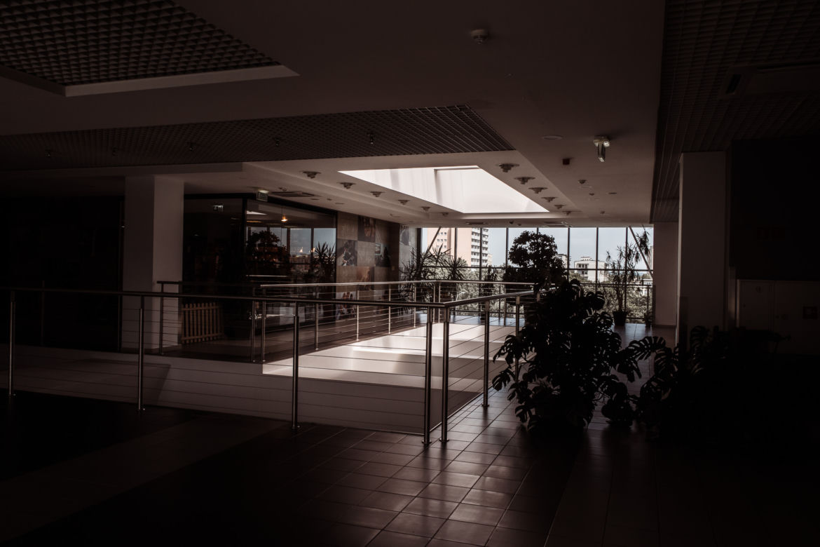 Duże centrum handlowe na sprzedaż. W środku klimat jak z „The Last of Us”