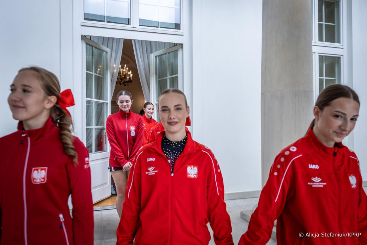 Marta Nawrocka w szarościach