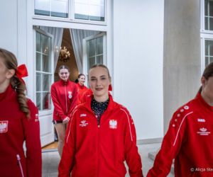 Marta Nawrocka w szarościach