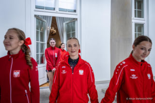 Marta Nawrocka w szarościach