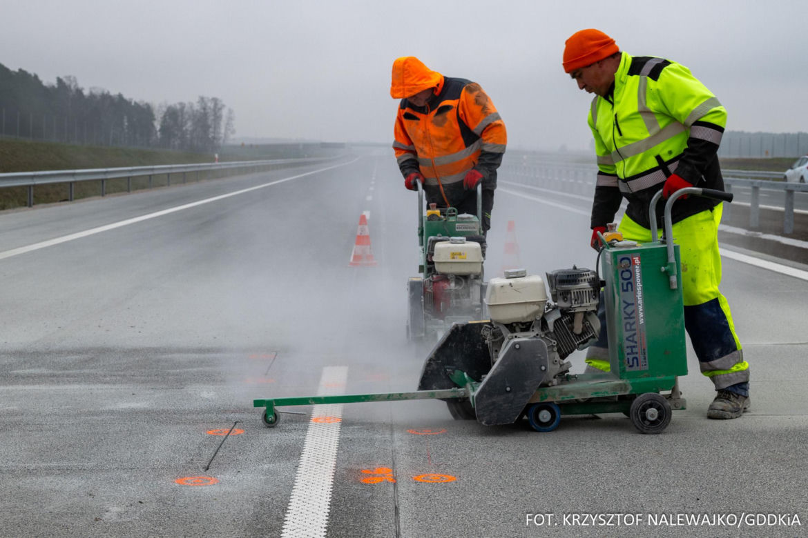Na autostradzie A2 na wschód od Warszawy prace idą pełną parą, zarówno w dzień, jak i po zmroku