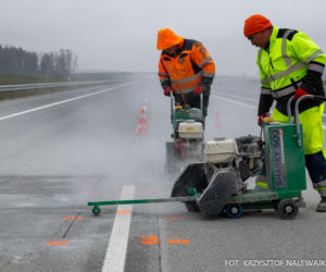 Na autostradzie A2 na wschód od Warszawy prace idą pełną parą, zarówno w dzień, jak i po zmroku