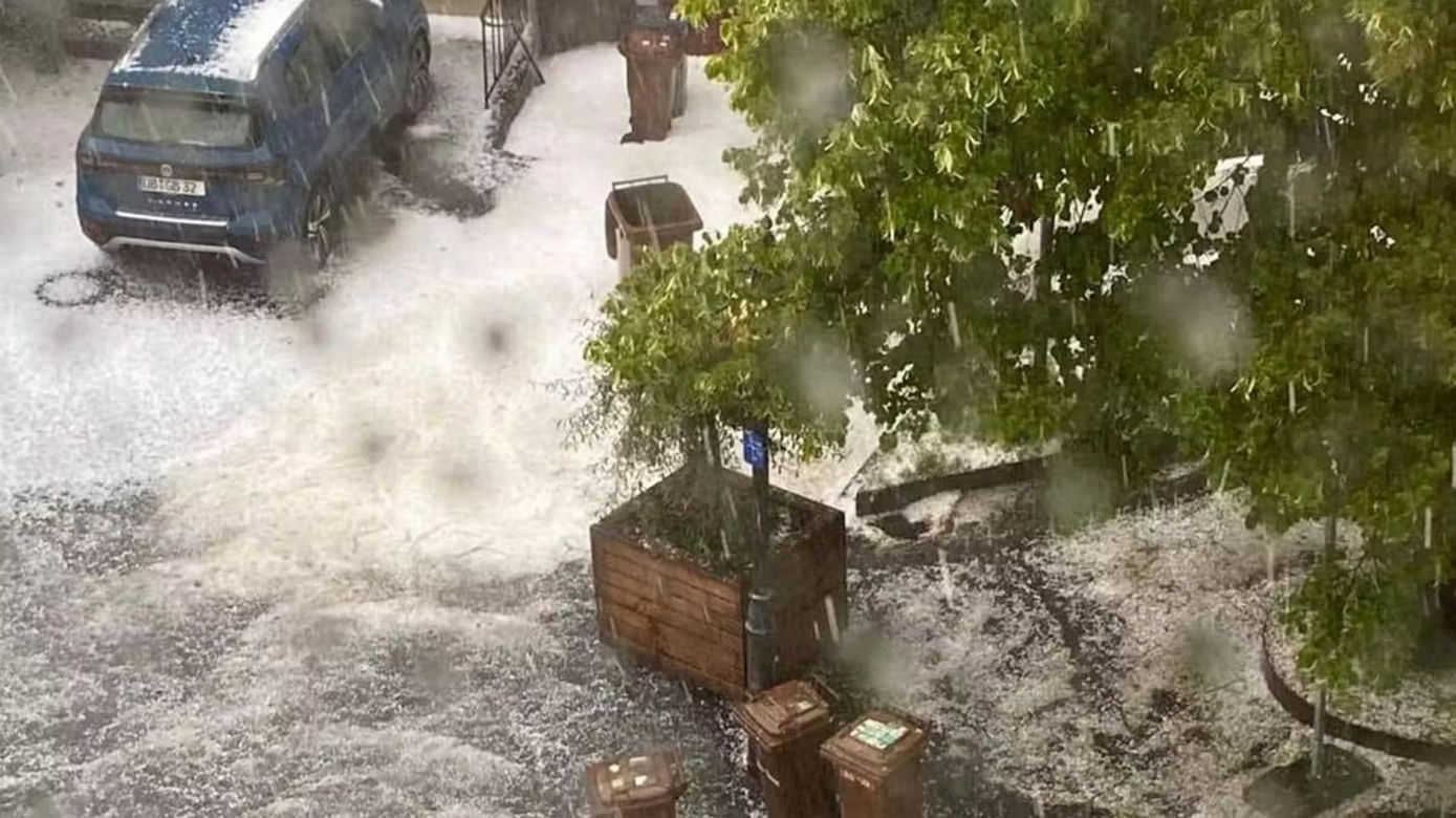 Szokująca anomalia w Niemczech! Grad zasypał miasto, ulice białe