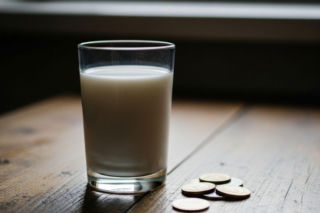 Ceny mleka w skupie lecą w dół