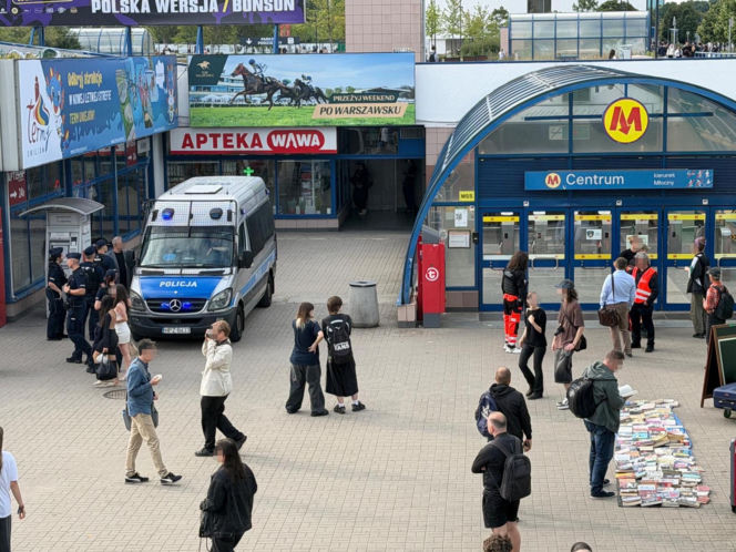 Ktoś rzucił plecak na tory metra. Pirotechnicy w akcji