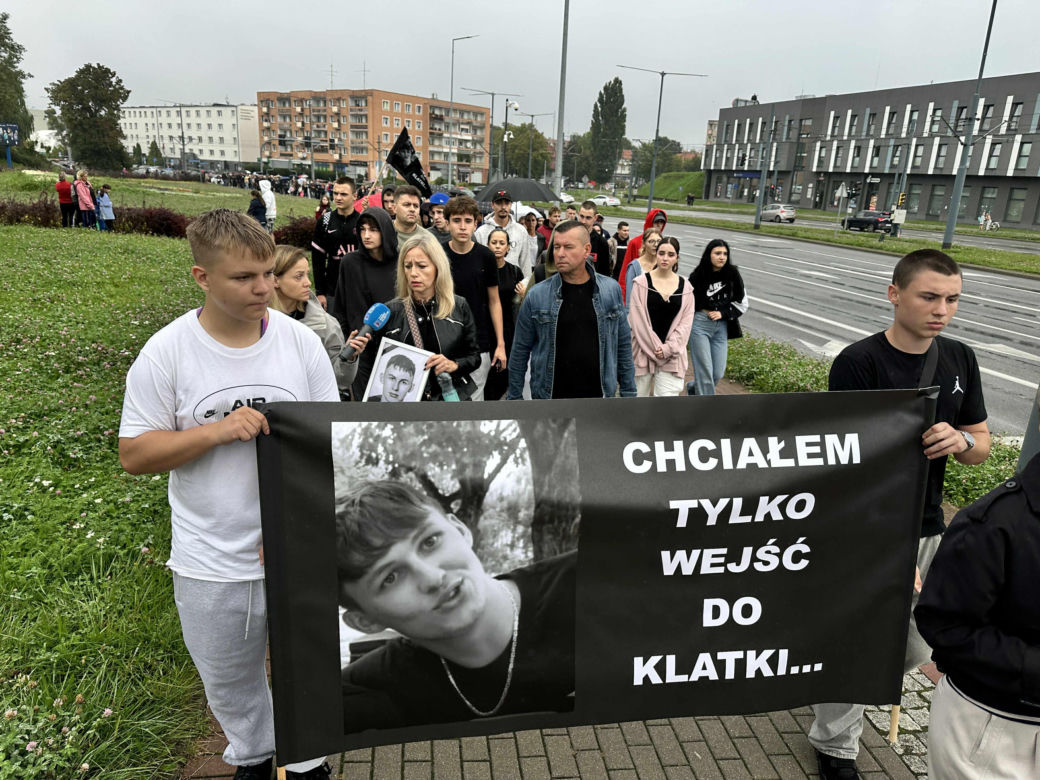 Setki osób upamiętniły Oliwiera. 20-latek zmarł po interwencji policji. "Zabili go jak zwierzę"
